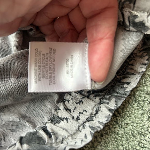 Elegant Gray and White Fern Print Camisole - Picture 4 of 4